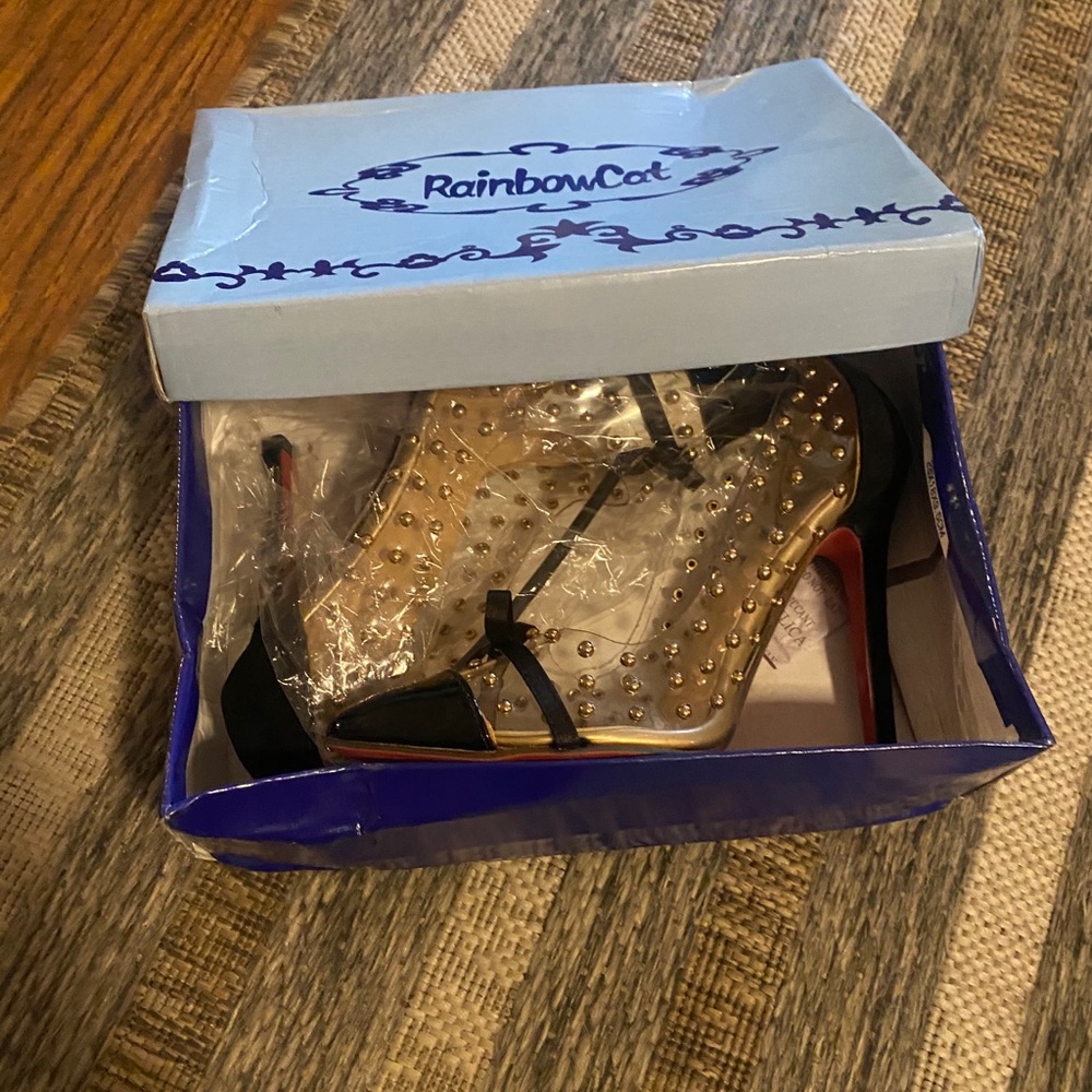 Shoes - Picture 2 of 4